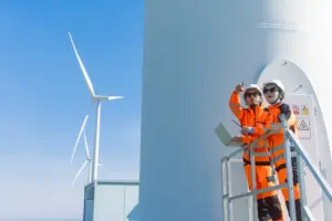 Pracownicy firmy Windar przy wieży wiatrowej